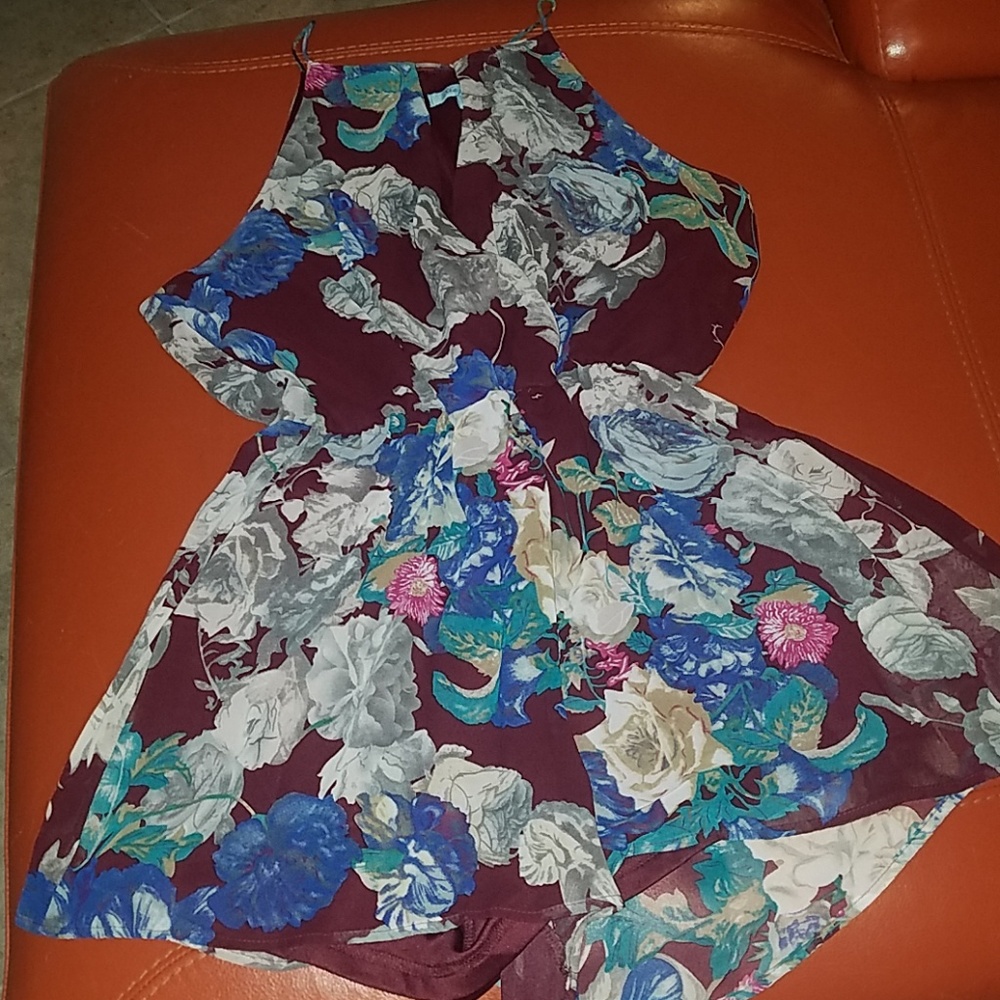 She + Sky Keyhole Romper - Picture 2 of 4